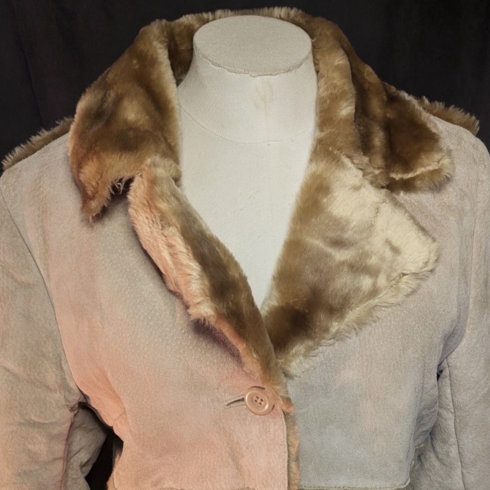 Tan Sherling Brandon Thomas Coat. Last Three Photos Show Small Spots On Coat.